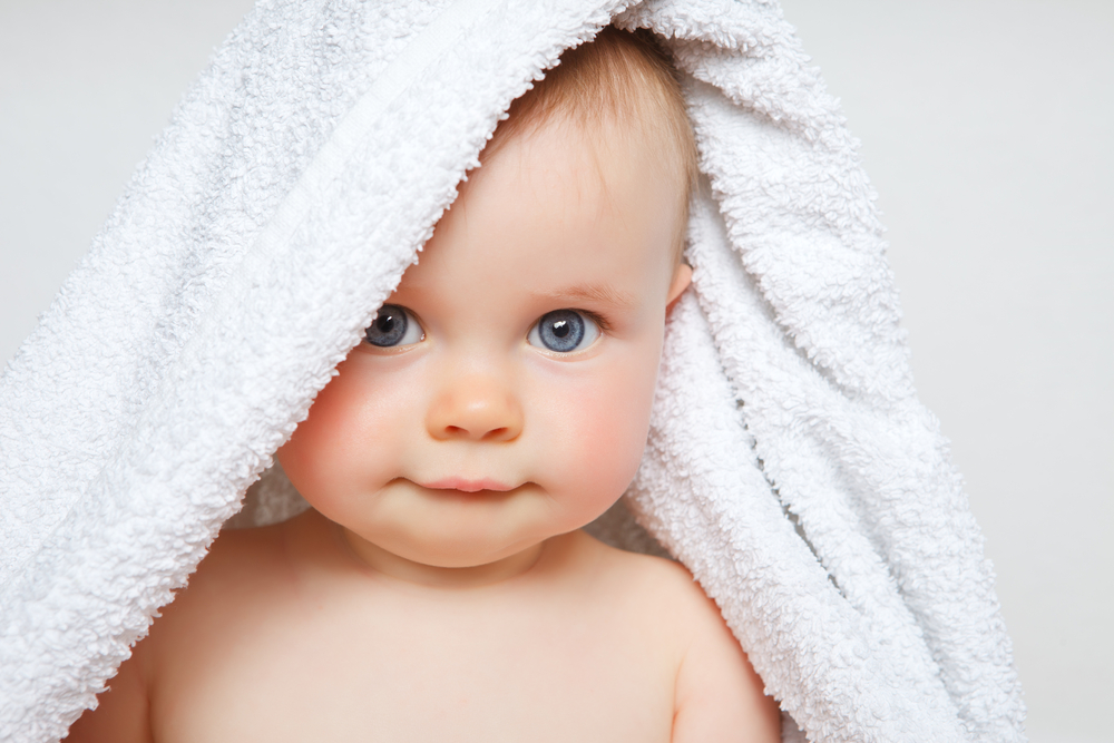 Limpieza del ojo del bebé recién nacido